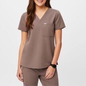Figs Smokey Taupe Catalina One Pocket Scrub Top in XS